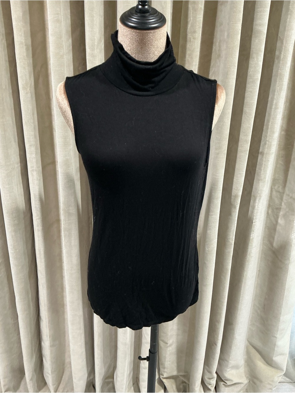 Riley & Rae Black Sleeveless Turtleneck Tank Top